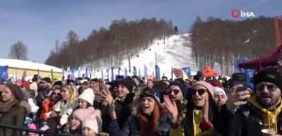 &Uuml;nl&uuml; şarkıcı Demet Akalın'dan konsere unutulmaz giriş!