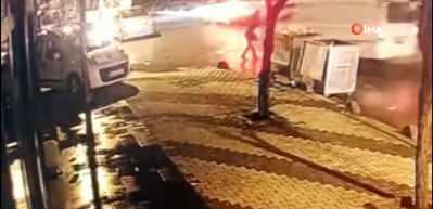 Pes dedirten g&ouml;r&uuml;nt&uuml;! S&uuml;r&uuml;c&uuml; minib&uuml;sle &ccedil;arptı yaralı kadına bakıp ka&ccedil;tı