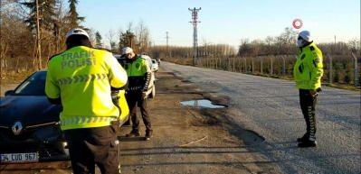 Alkoll&uuml; yakalanan s&uuml;r&uuml;c&uuml; polisi kandırmak i&ccedil;in bakın ne yaptı!