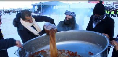 4. Kar Festivali'nde türkücü Aydın Aydın, kar suyu ile enerji içeceğini tanıttı