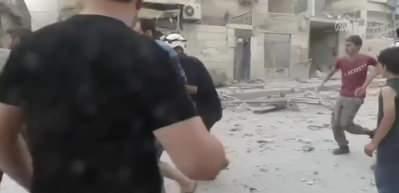 Bir abinin kardeşine son bakışı: İdlib'de bir aile katledildi