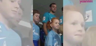 K&uuml;&ccedil;&uuml;k kızı d&uuml;rt&uuml;p haberi yokmuş gibi davranan &uuml;nl&uuml; futbolcu g&uuml;ld&uuml;rd&uuml;