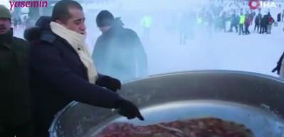 T&uuml;rk&uuml;c&uuml; Aydın Aydın Hakkari'de kar suyu ile enerji i&ccedil;eceğini tanıttı