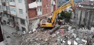 &Uuml;sk&uuml;dar&rsquo;da patlamanın binada bıraktığı tahribat havadan g&ouml;r&uuml;nt&uuml;lendi