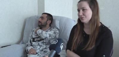 Yatağa bağımlı gazi eşini, sevgisiyle hayata bağlıyor