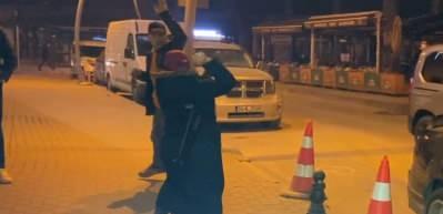 Ceza yiyen oğlunun başında çakarlı ışık cihazını kırdı