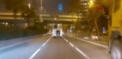 Patenli gen&ccedil;lerin tehlikeli yolculuğu! Otob&uuml;se tutunarak il&ccedil;e değiştirdiler