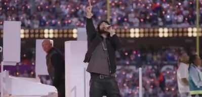 Super Bowl 2022 i&ccedil;in sahne alan Eminem kuralları &ccedil;iğnedi: Diz &ccedil;&ouml;kt&uuml;