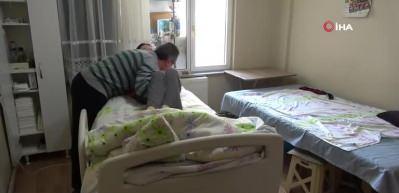 3 yıl &ouml;nce 4.kattan d&uuml;şerek yatağa bağlı hale gelen 16 yaşındaki İrem'e babası bakıyor