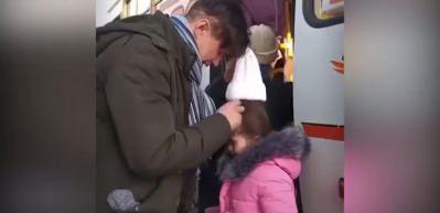 Savaşın acı y&uuml;z&uuml;n&uuml; en iyi anlatan g&ouml;r&uuml;nt&uuml;! Kızına veda ederken g&ouml;zyaşlarına boğuldu