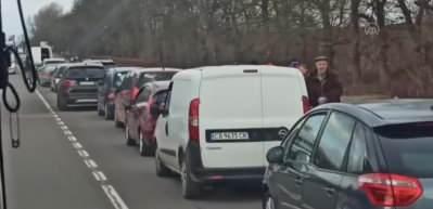 Polonya'da Rus işgali korkusu! Halk benzinliğe akın etti, devlete ait şirket limit koydu