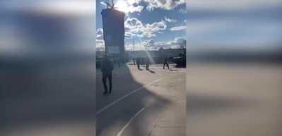 &Uuml;lkesine giren Rus askerlerinin &ouml;n&uuml;nde b&ouml;yle durdu