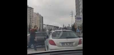 Trafikte şoke eden g&ouml;r&uuml;nt&uuml;ler... &Ccedil;eki&ccedil;le saldırdı