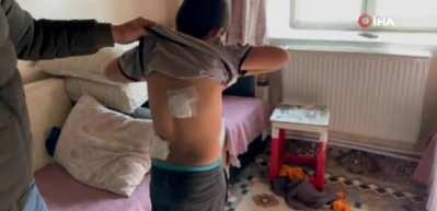 Okula giderken iki k&ouml;pek dehşeti yaşattı! G&uuml;&ccedil;l&uuml;kle kurtarıldı 