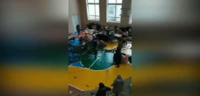 Ukraynalı kadınlar spor salonunda askerler i&ccedil;in kamuflaj dikiyor