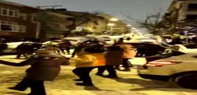 Bayrampaşa'da vatandaşlar yoğun kar yağışı altında halay çekti