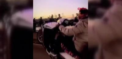 Arkadaşını omzunda taşıyan maganda trafikte ter&ouml;r estirdi