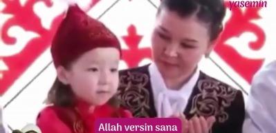 D&uuml;nyalar tatlısı k&uuml;&ccedil;&uuml;k Kazak soydaşımızın sofra duası