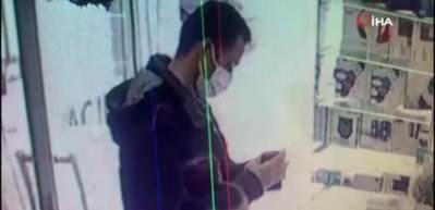 Hırsızlık anı kamerada: Bakmak için aldığı telefonu çaldı