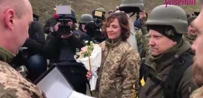 Kiev'de bombaların altında nikah kıyıldı!