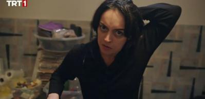 Masumlar Apartmanı son b&ouml;l&uuml;me Safiye'nin kriz ge&ccedil;irmesi damga vurdu! Sa&ccedil;larını...