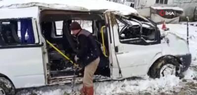 Samsun'da &ouml;ğrenci servisi kaza yaptı: &Ouml;l&uuml; ve yaralılar var