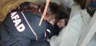 Yaşlı kadın donmak &uuml;zereyken bulundu! AFAD ekibi ellerini nefesiyle ısıttı