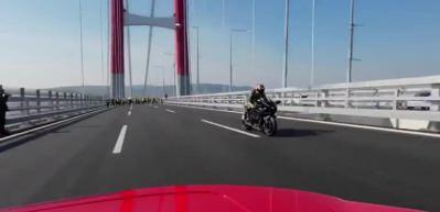 &Ccedil;anakkale K&ouml;pr&uuml;s&uuml;'nde Kawasaki-Ferrari yarışı! Nefes kesen g&ouml;r&uuml;nt&uuml;ler