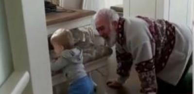 Bahadır Yenişehirlioğlu torunu ile eğlenceli anlarını paylaştı