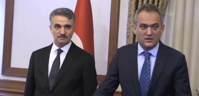 Bakan &Ouml;zer'den y&uuml;z y&uuml;ze eğitim mesajı