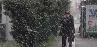 Bursa'da kar yağışı ve sis: Bir TIR devrildi, diğeri bariyere &ccedil;arptı!