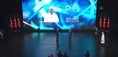 Camiyi &ccedil;i&ccedil;eklerle donatıp g&ouml;n&uuml;lleri fetheden imam Ahmet Aydemir'e Başkan Erdoğan'dan "İyilik" &ouml;d&uuml;l&uuml;