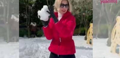 Esra Erol eşi ve &ccedil;ocuklarıyla kar topu savaşı yaptı!
