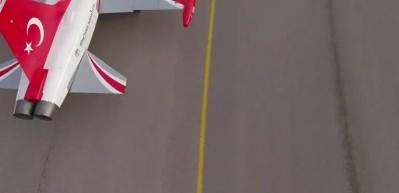 T&uuml;rk Yıldızları&rsquo;nın 1915 &Ccedil;anakkale K&ouml;pr&uuml;s&uuml; &uuml;zerinde nefes kesti! O anlar kokpit kamerası ile kayda alındı