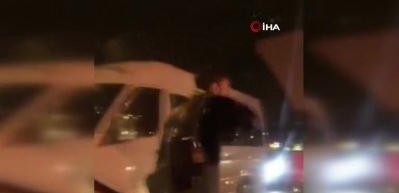 Motokurye taksiciyi yumruklayıp demir sopayla aracını par&ccedil;aladı 