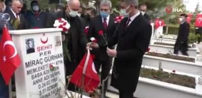 Şehitlikte duygulandıran doğum g&uuml;n&uuml;