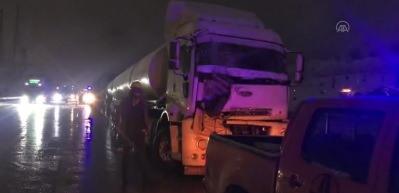 TAG Otoyolu'nda 7 ara&ccedil; birbirine girdi: 5 yaralı