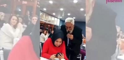 Tarık Meng&uuml;&ccedil; kendisini dinlemeyen seyirciye &ouml;yle bir şey yaptı ki...