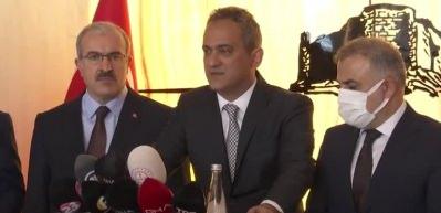 Bakan &Ouml;zer'den y&uuml;z y&uuml;ze eğitim a&ccedil;ıklaması: Hi&ccedil;bir okul ara vermedi!