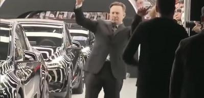 Merakla bekleniyordu! Tesla'nın Almanya fabrikası açıldı