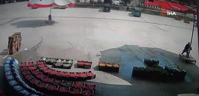 Fırtınada u&ccedil;an şemsiyenin peşinden b&ouml;yle koştu