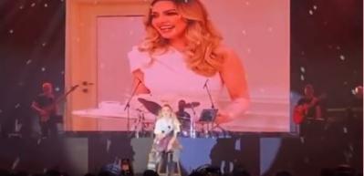 Hadise isteme anına ait g&ouml;r&uuml;nt&uuml;leri konserinde perdeye yansıttı!