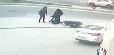 Kağıthane&rsquo;de polisten ka&ccedil;an torbacı motosikletli kuryenin tekmesiyle yakalandı