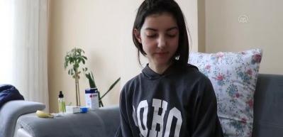 Sahipsiz k&ouml;peklerden ka&ccedil;arken otob&uuml;s&uuml;n &ccedil;arptığı lise &ouml;ğrencisi zor g&uuml;nler ge&ccedil;iriyor