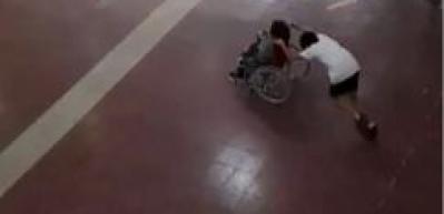 Tekerlekli sandalyedeki arkadaşını oyuna dahil eden g&uuml;zel y&uuml;rekli &ccedil;ocuk...