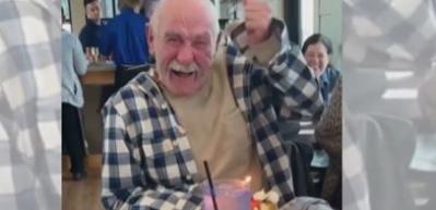 Yaşlı adamın doğum g&uuml;n&uuml; kutlanınca bakın nasıl tepki verdi