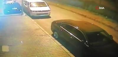 Ara&ccedil;ların lastiklerini patlatan şahıs kameralara yakalandı
