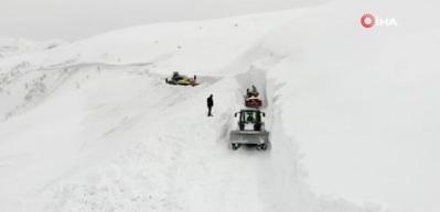 Nisan ayında Muş’ta 8 metrelik karla mücadele   