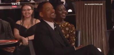 Oscar t&ouml;reninde şoke eden an: Will Smith, eşine laf atan sunucuyu tokatladı
