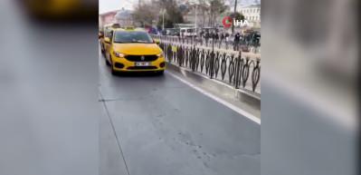 Boş taksileri g&ouml;r&uuml;nt&uuml;ledi, taksicilerin saldırısına uğradı! O anlar kamerada